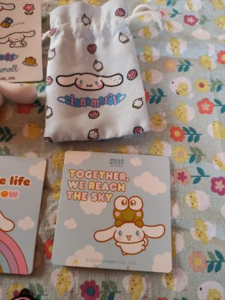 Bolsita Cinnamoroll con figuras y pegatinas