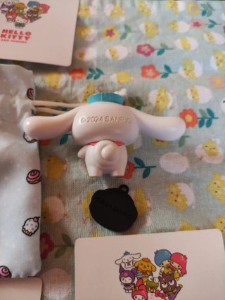 Bolsita Cinnamoroll con figuras y pegatinas