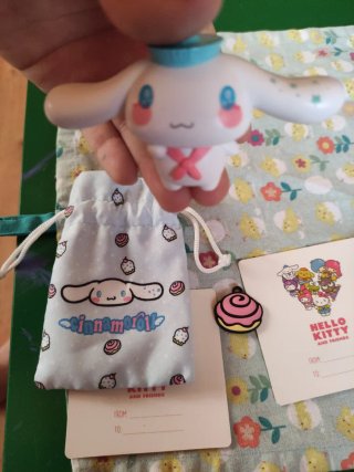 Bolsita Cinnamoroll con figuras y pegatinas