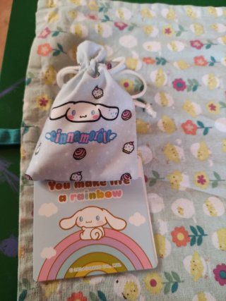 Bolsita Cinnamoroll con figuras y pegatinas