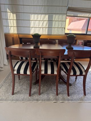 Sillas de madera con tapizado de rayas