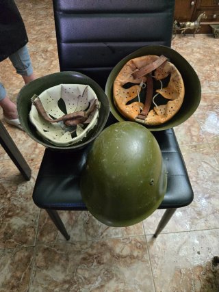 Cascos y máscara militar antigua