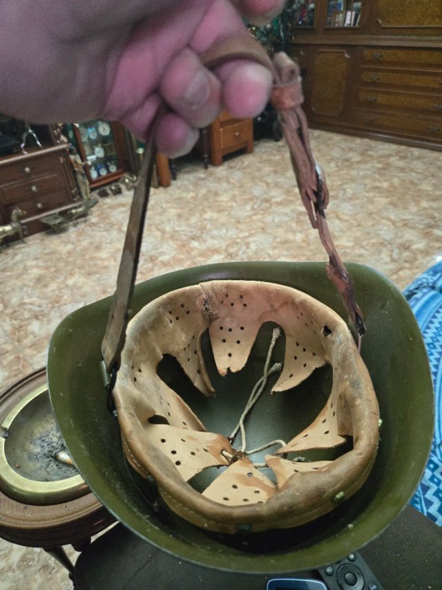 Cascos y máscara militar antigua