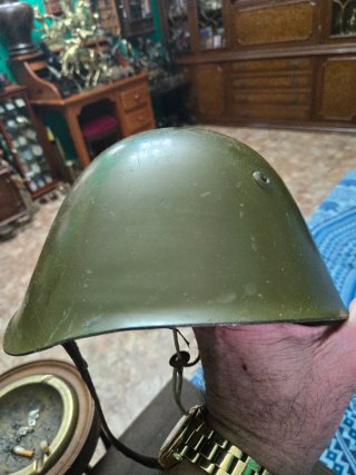 Cascos y máscara militar antigua