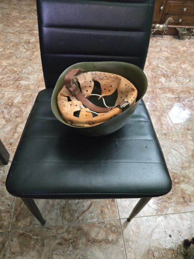 Cascos y máscara militar antigua