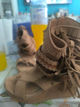 Sandalias cuña con flecos y hebilla
