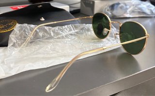 Gafas de sol doradas y verdes