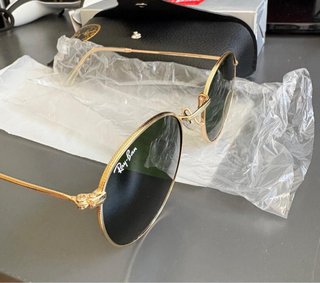 Gafas de sol doradas y verdes