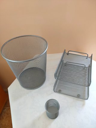 Papelera de oficina metálica gris