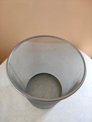 Papelera de oficina metálica gris