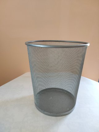 Papelera de oficina metálica gris