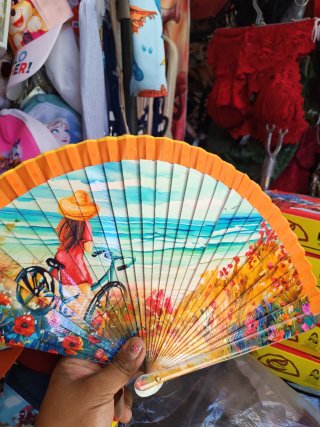 Abanicos de madera con diseños playeros