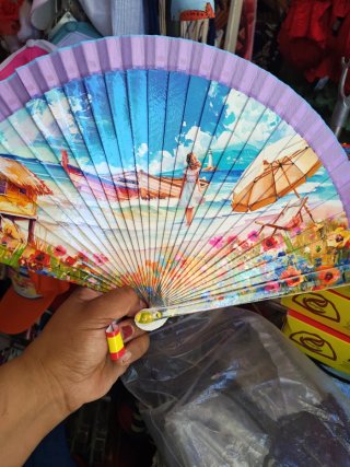 Abanicos de madera con diseños playeros