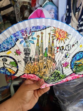 Abanicos de madera con diseños playeros