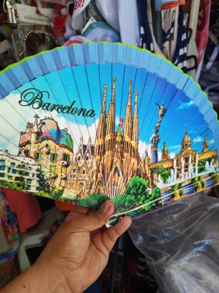 Abanicos de madera con diseños playeros