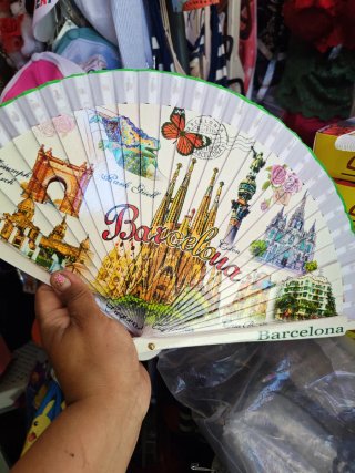 Abanicos de madera con diseños playeros