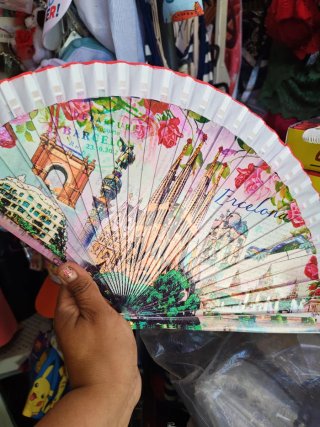 Abanicos de madera con diseños playeros