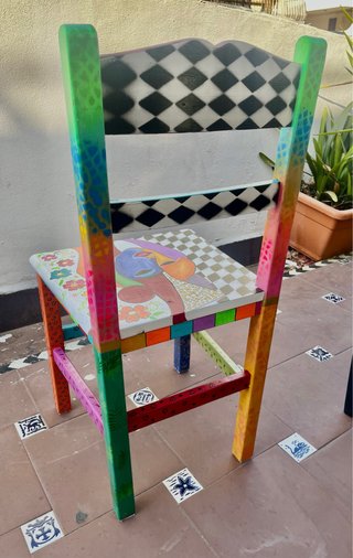 Silla de madera pintada a mano