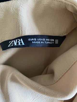 Mono Zara beige con cinturón marrón