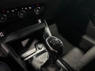 Citroën C4 PURETECH 130 S&S 6V YOU GRIS PLATINO (METALIZADO)	TELA MEANWHILE NEGRO