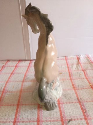 Figura de porcelana de caballo