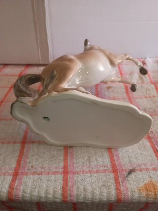 Figura de porcelana de caballo