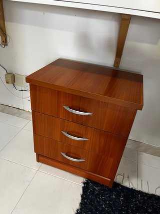 Mesita de noche de madera