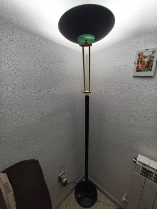 Lámpara de pie negra y dorada