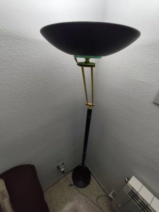 Lámpara de pie negra y dorada