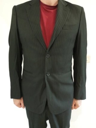 Traje de caballero negro a rallas.