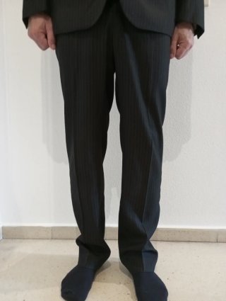 Traje de caballero negro a rallas.