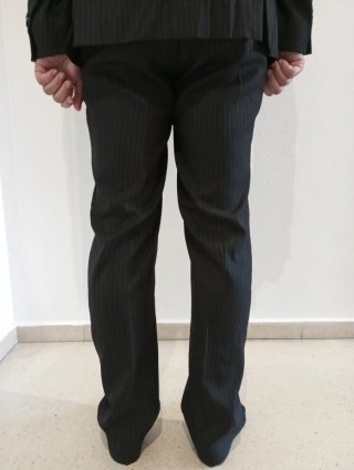 Traje de caballero negro a rallas.
