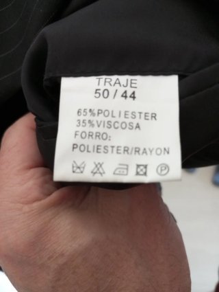 Traje de caballero negro a rallas.