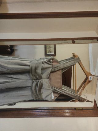 Vestido largo con chaqueta a juego.
