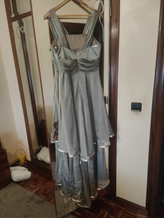Vestido largo con chaqueta a juego.