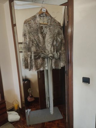 Vestido largo con chaqueta a juego.