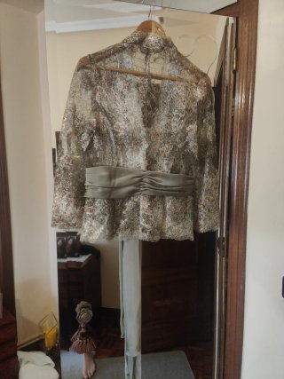 Vestido largo con chaqueta a juego.