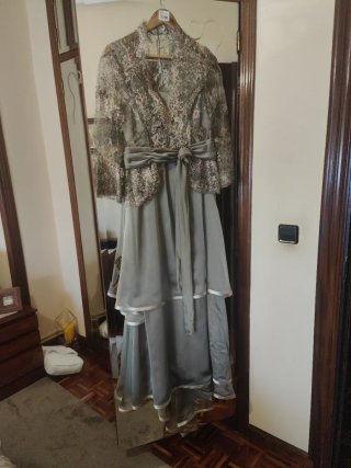 Vestido largo con chaqueta a juego.
