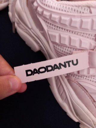 Zapatillas deportivas blancas y moradas