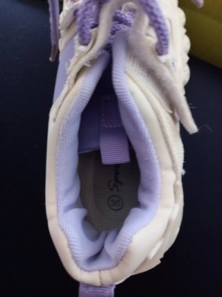 Zapatillas deportivas blancas y moradas