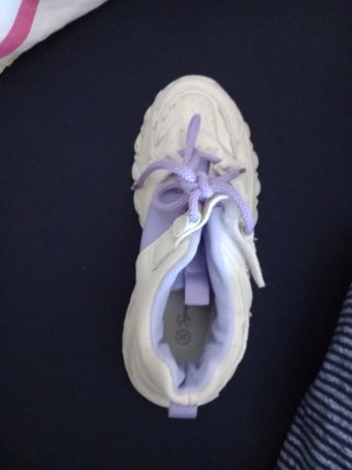 Zapatillas deportivas blancas y moradas