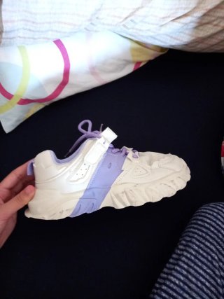 Zapatillas deportivas blancas y moradas