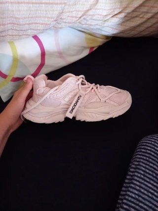 Zapatillas deportivas blancas y moradas