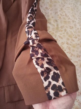 Chaqueta marrón con estampado animal