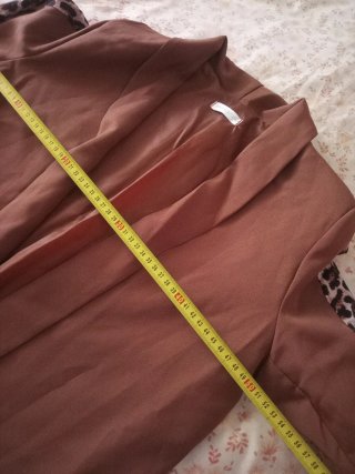 Chaqueta marrón con estampado animal