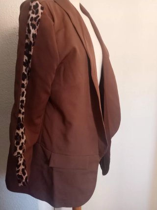 Chaqueta marrón con estampado animal