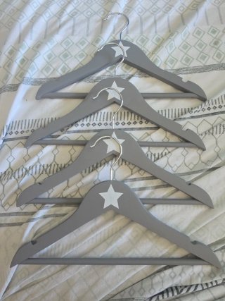 Lote 4 perchas bebé grises con estrellas