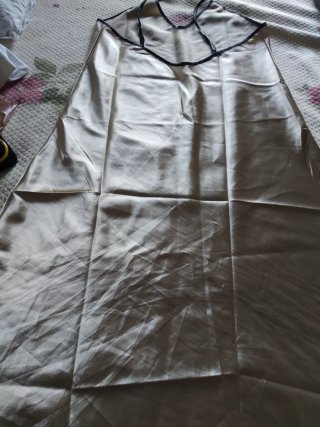Camisón de raso dorado