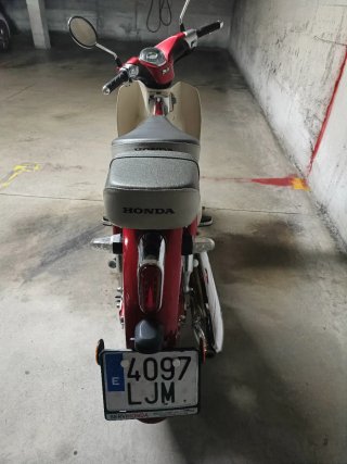 Honda Super Cub C125 Roja y Beige