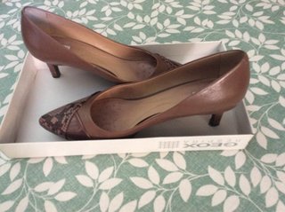 Zapatos de tacón con tachuelas y otros. 19,56€ par